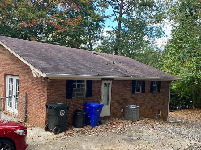 Building Photo - 1901 Valley View Dr