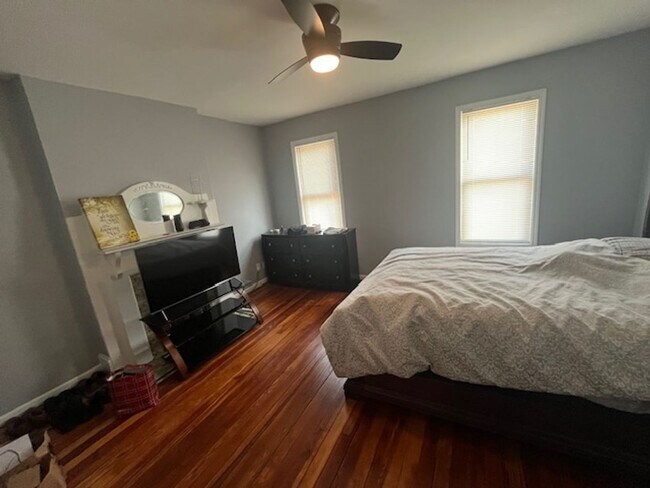 Building Photo - Spacious 3 bed, 1.5 bath duplex