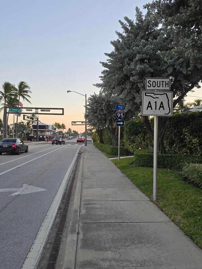 Building Photo - 60 Venetian Dr