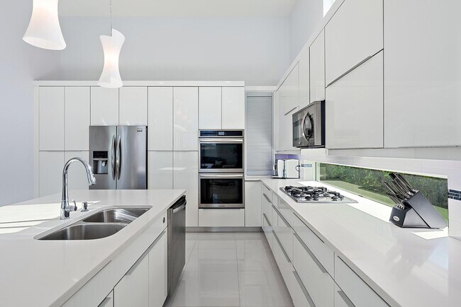 Building Photo - 8988 Lakes Blvd