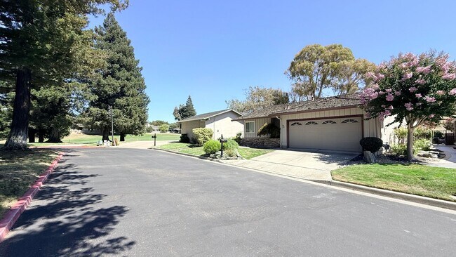 Building Photo - 750 N Paradise Valley Ct