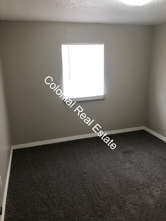 Building Photo - 3 bedroom 1 bathroom nicely updated home i...