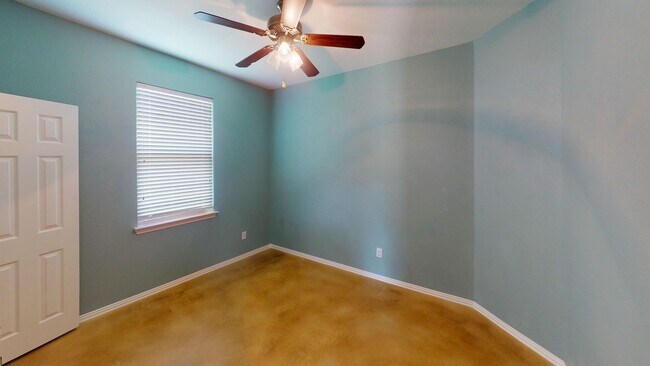 Building Photo - 3 bedroom/2 bath/2 Car Garage - Walking distance to Lake Lewisville