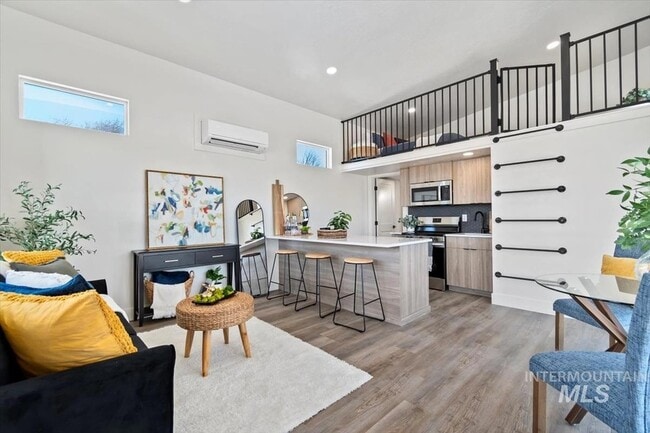 Building Photo - 362 London St