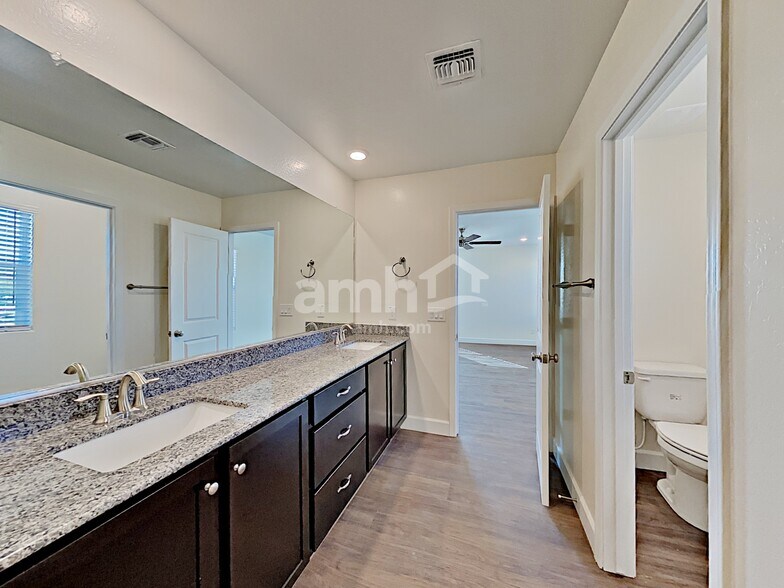 Building Photo - 5926 W Columbine Dr