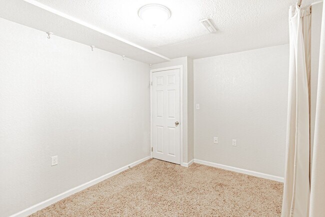 Building Photo - Exceptional 4-Bed, 2-Bath Home in Englewoo...