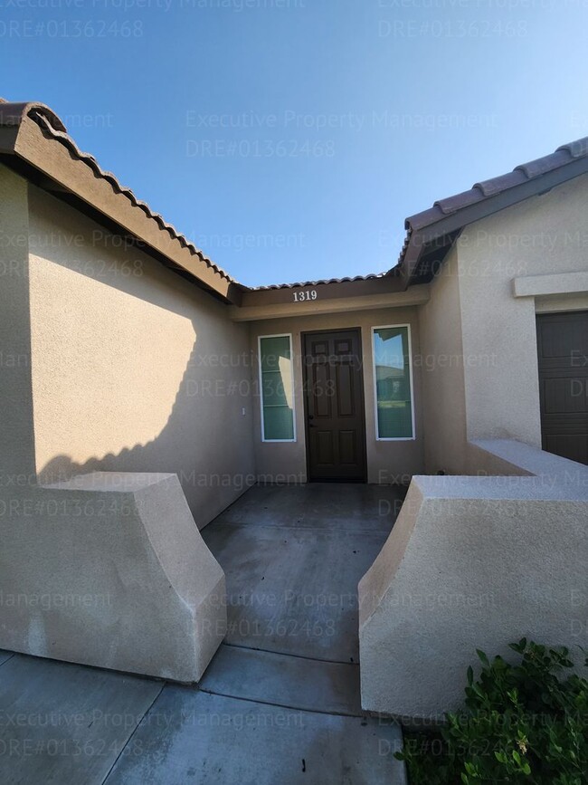 Building Photo - Modern 3 bedroom and 2 bathroom home with ...