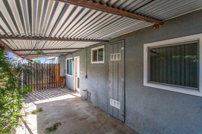 Building Photo - 2 bedroom Duplex with Huge yard!
