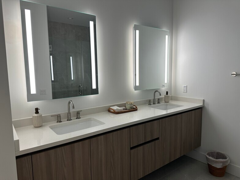 Master bathroom - 19355 N 73rd Way