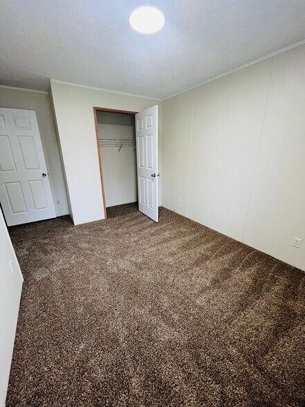 Building Photo - 9358 White Pine Ct