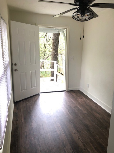 Building Photo - Cozy upstairs garage apartment