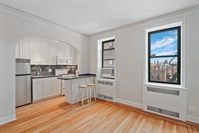 Building Photo - 25-40 31st Ave-4K