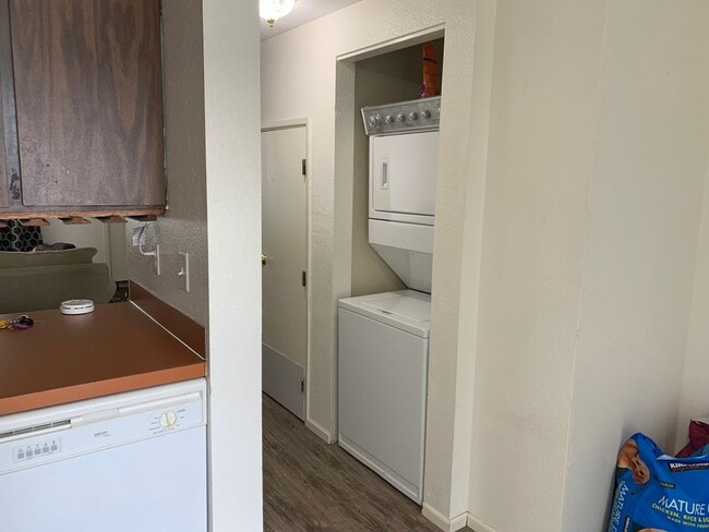 Building Photo - 1820 Larch Street C7