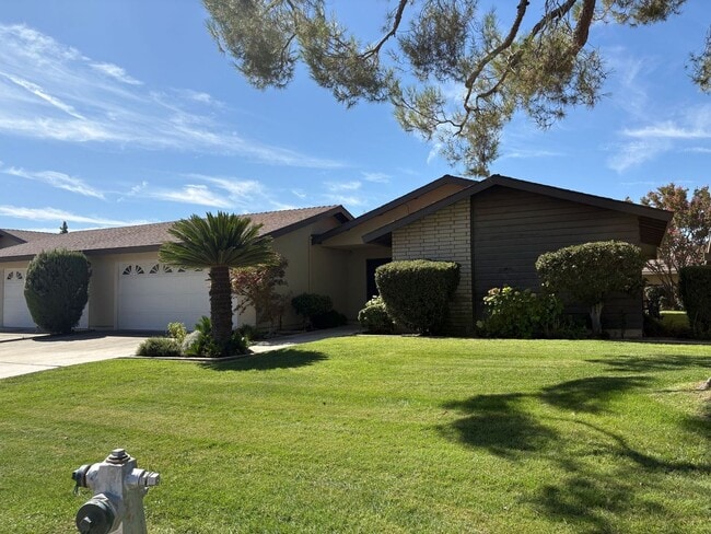 Building Photo - 2-Bed, 2-Bath Condo in Bakersfield | Garag...