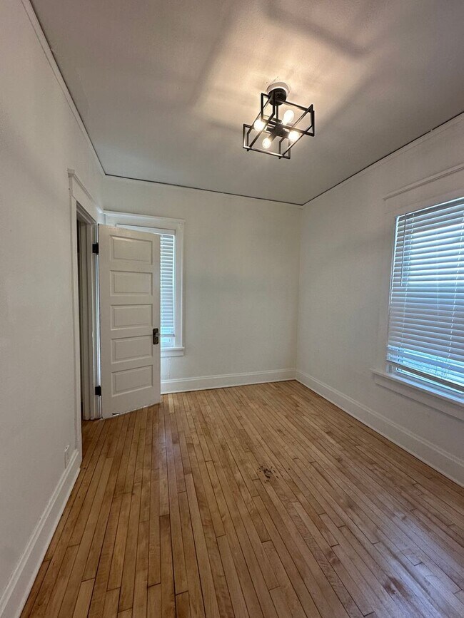 Building Photo - 121 W Keefe Ave