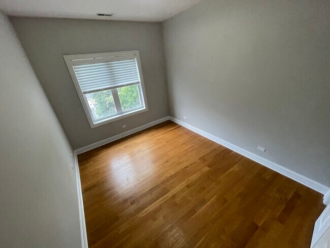 Building Photo - 6229 N Richmond St