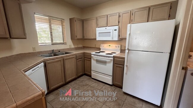 Building Photo - 2 Bedrooms, 2 Baths
