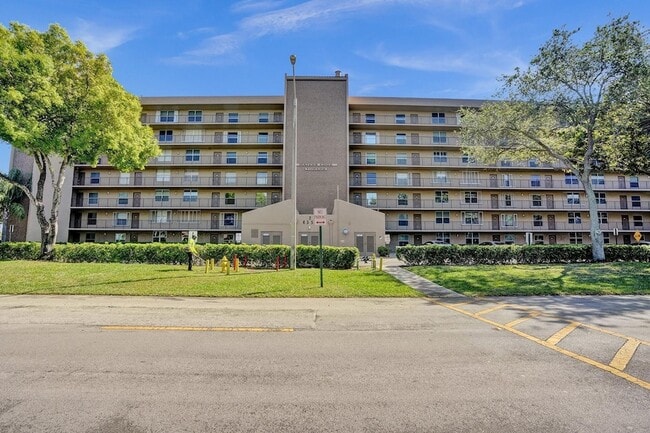Building Photo - 4550 NW 18th Ave