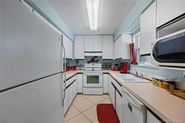 Building Photo - 96 Aqua Ra Dr