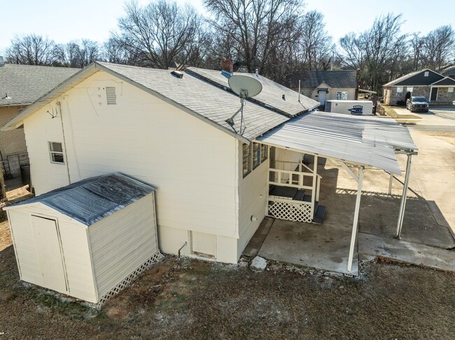 Building Photo - Freshly Updated 3 Bedroom House