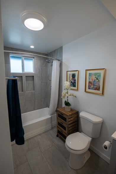 Large bathtub, 4 shelves & double head shower - 923 N Avenue 56