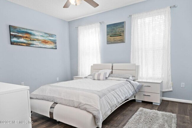 Building Photo - Fully Furnished Home