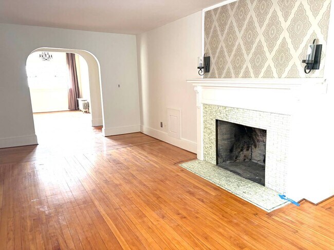 Building Photo - 105 Burncoat St
