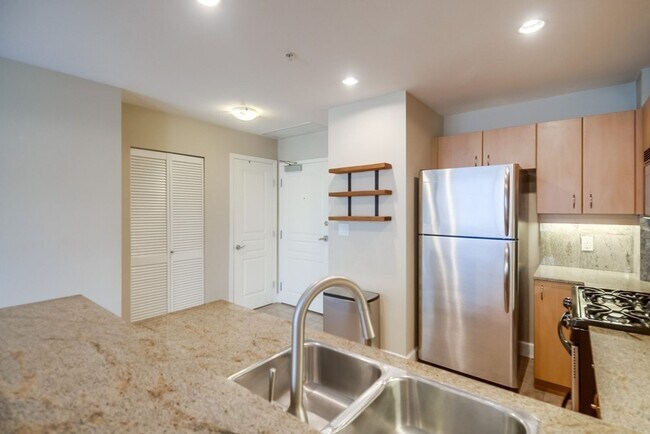Building Photo - Modern 2 bed / 2 bath Condo in Little Ital...