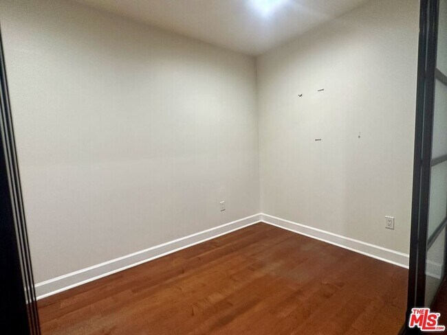 Building Photo - 416 S Spring St