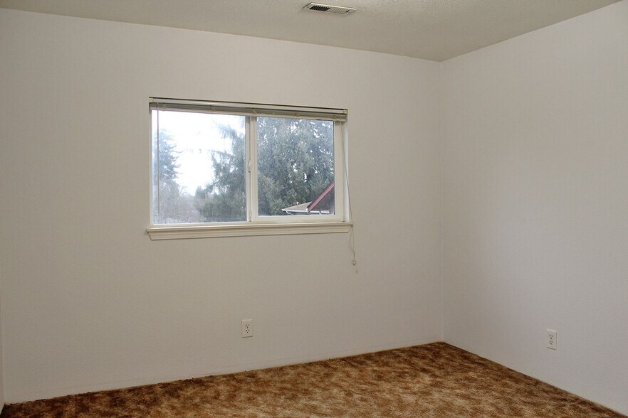 Building Photo - 7937-7937 N Fessenden St