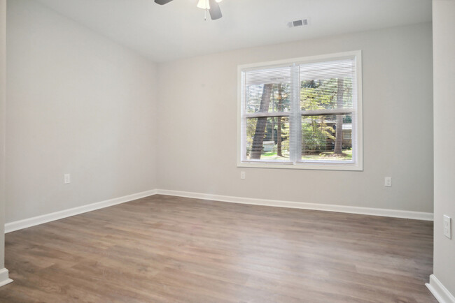 Building Photo - 2489 Greenwood Cir