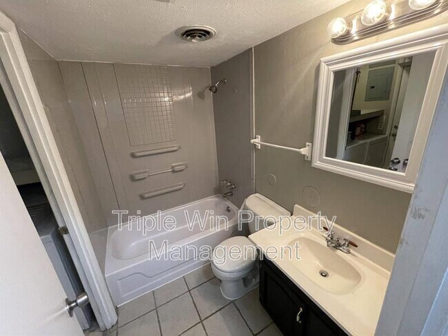 Building Photo - 411 Far Hill Dr