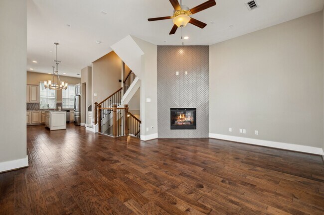 Building Photo - 803 Algona Ave