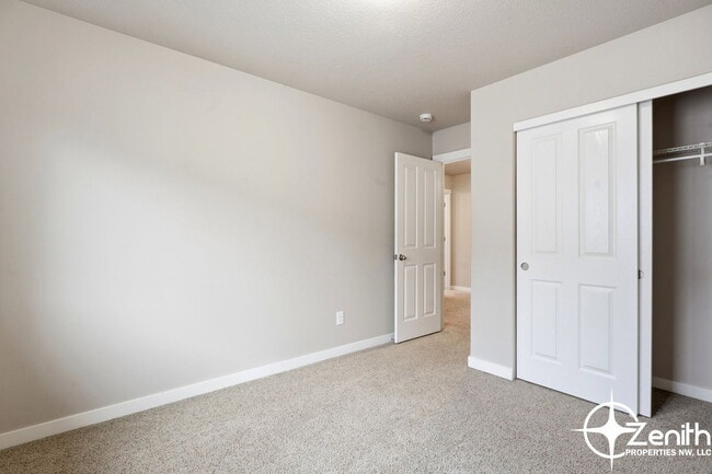 Building Photo - 5618 NE 74th Ct