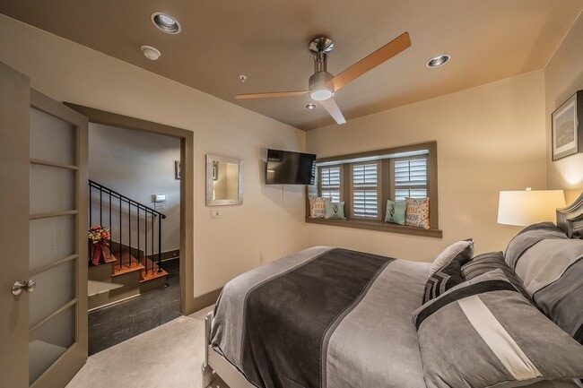 Building Photo - 6350 Oriole Dr