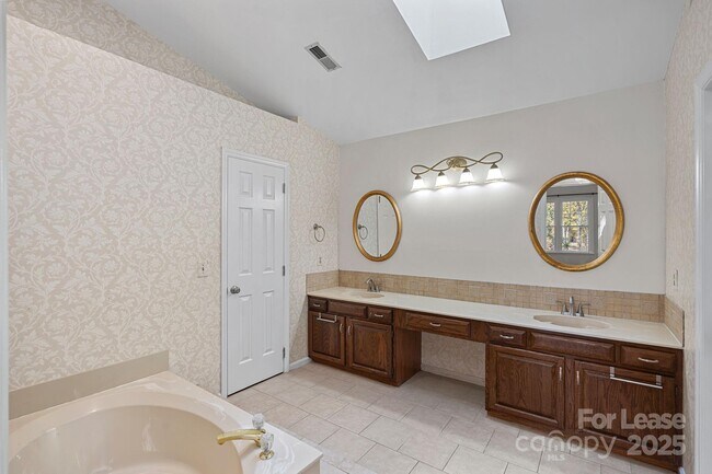 Building Photo - 7117 Kinsmore Ln