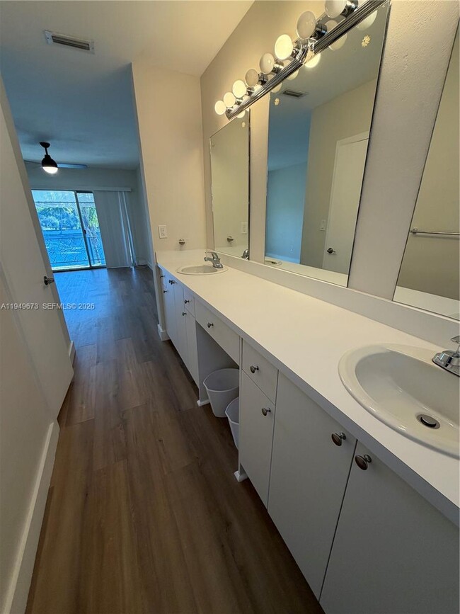 Building Photo - 7216 Jacaranda Ln