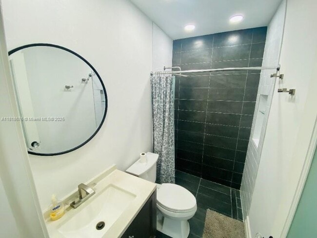 Building Photo - 828 SW 43rd Ave