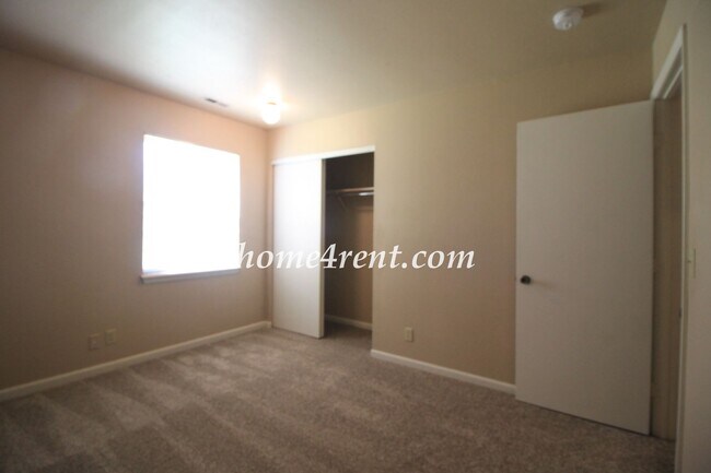 Building Photo - Cozy Olathe Ranch Style Home w/ Wood Floors!