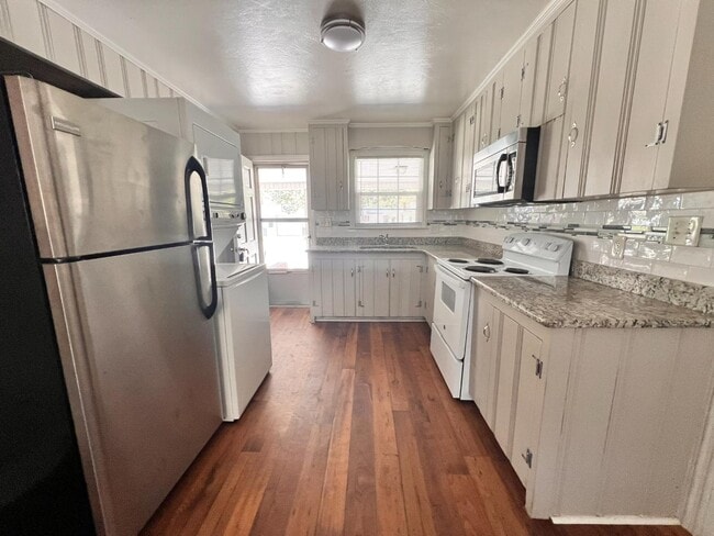 Building Photo - 807 N Ellis Ave