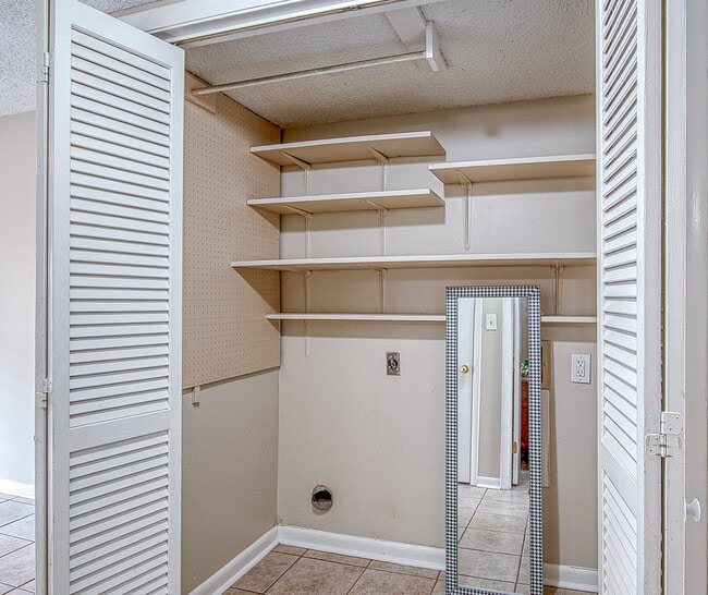 Building Photo - 7914 Gleason Dr