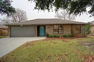 Building Photo - Super Nice 3-2-2 Brick Home!