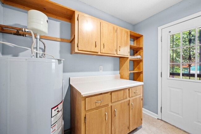 Building Photo - Charming Brick Ranch with Spacious Living Areas & Beautiful Bay Window Views!