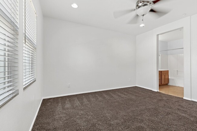 Building Photo - 2 bedroom Condo with an attached garage an...