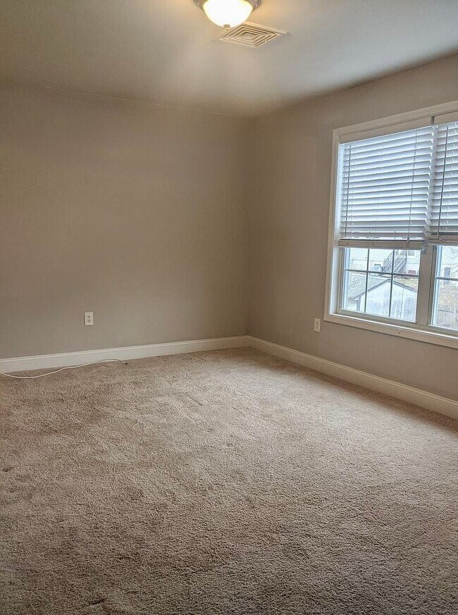 Building Photo - 254 Upland Ave