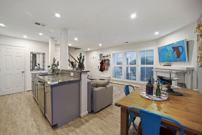 Building Photo - Available Now! Parking! // 3 bedroom 2.5 b...