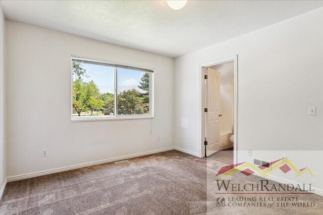 Building Photo - Beautiful 3 Bed 1.5 Bath Townhome in Ogden