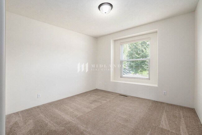 Building Photo - Ranch Townhome in Shadow View