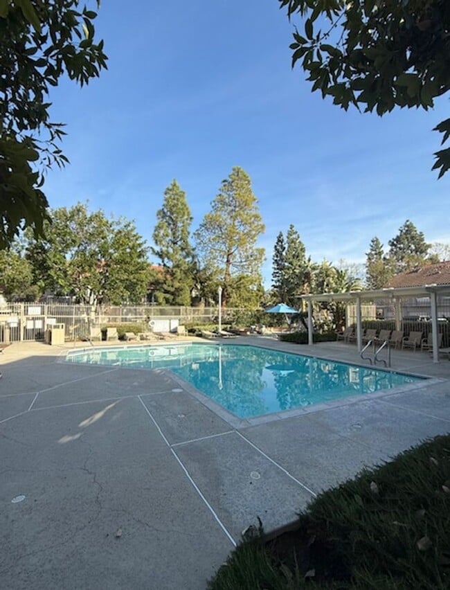 Building Photo - 2 bed, 1.25 Bath CONDO next to POOL! Groun...