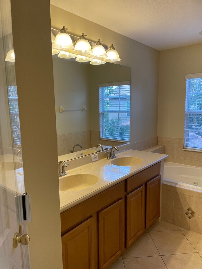 Building Photo - 5036 Fiorella Ln